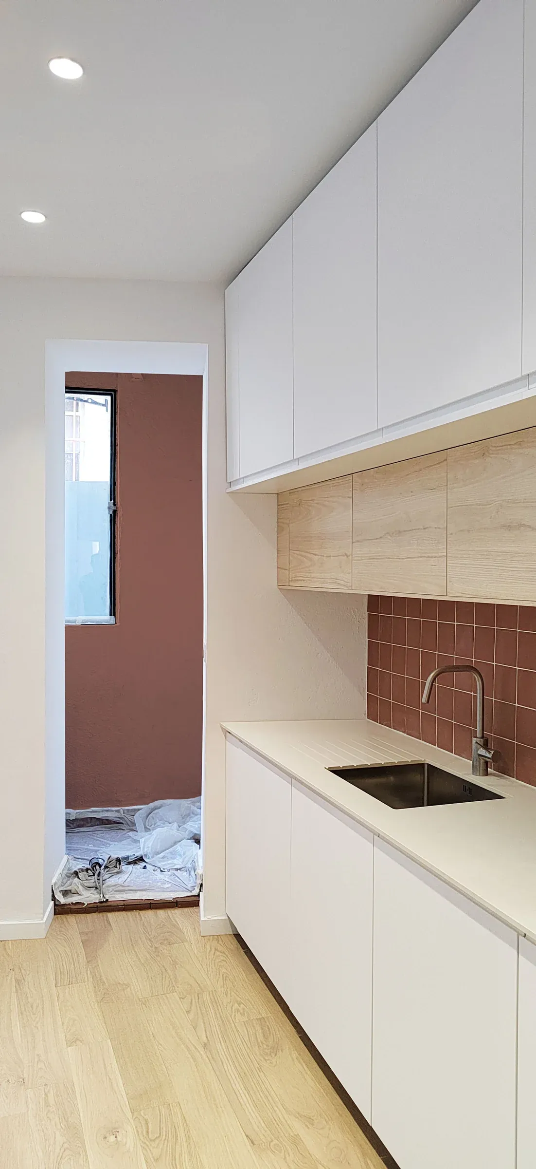 Cuisine Ikea blanche et bois avec credence carrelee