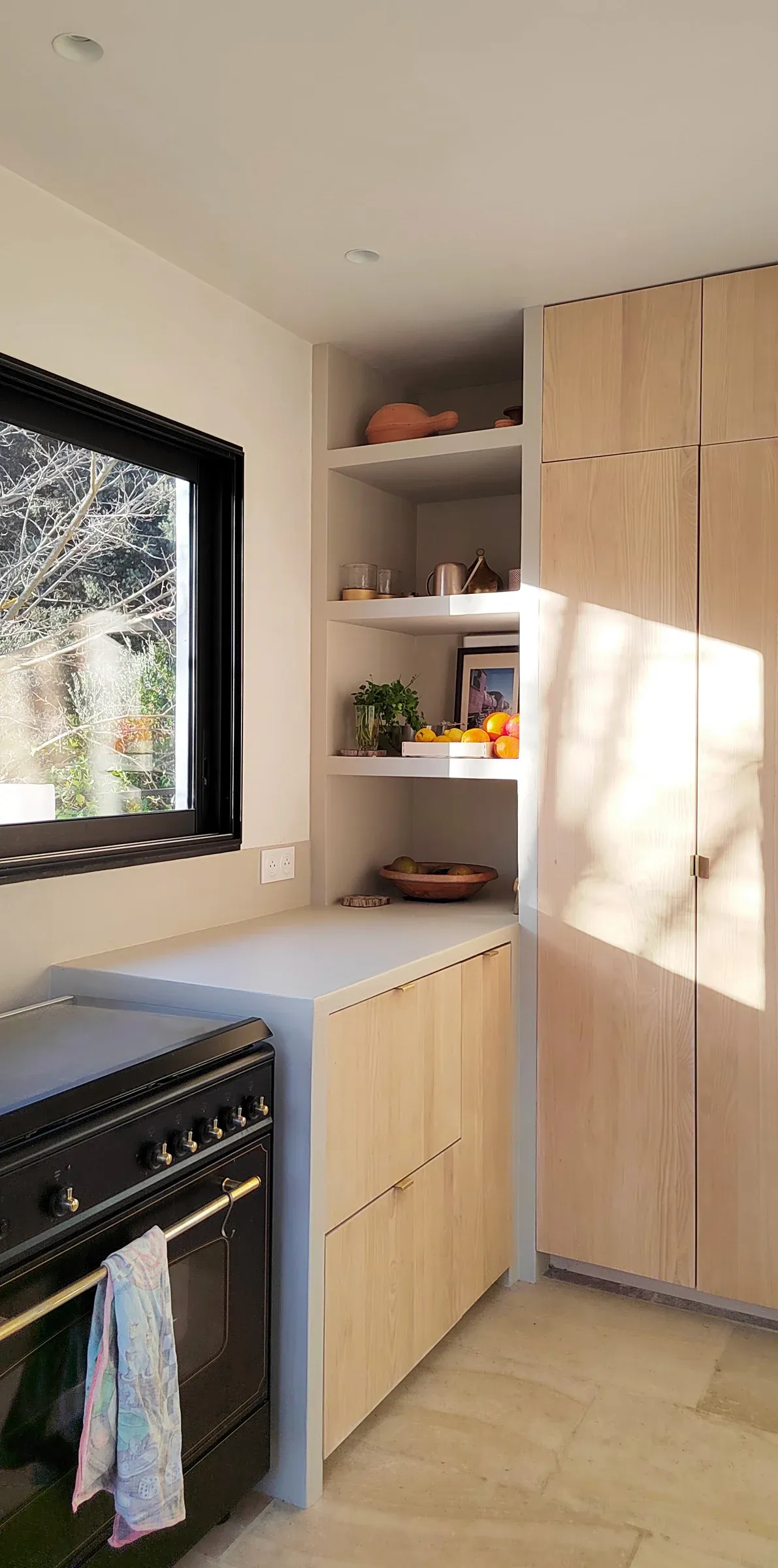 extension cuisine a eoures armoires en beton resine et facades bois