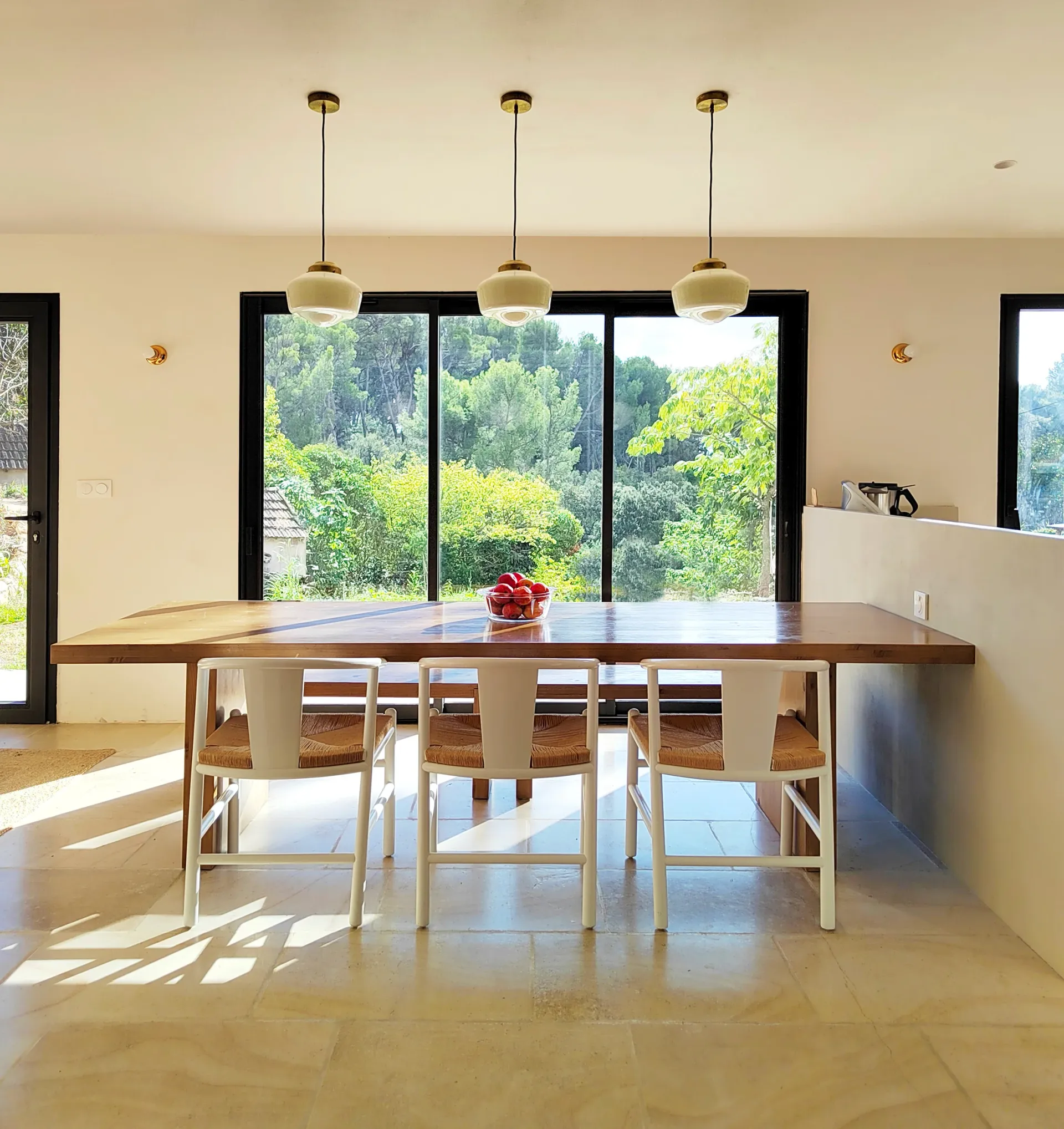extension cuisine a eoures marseille table en bois et suspensions vintages