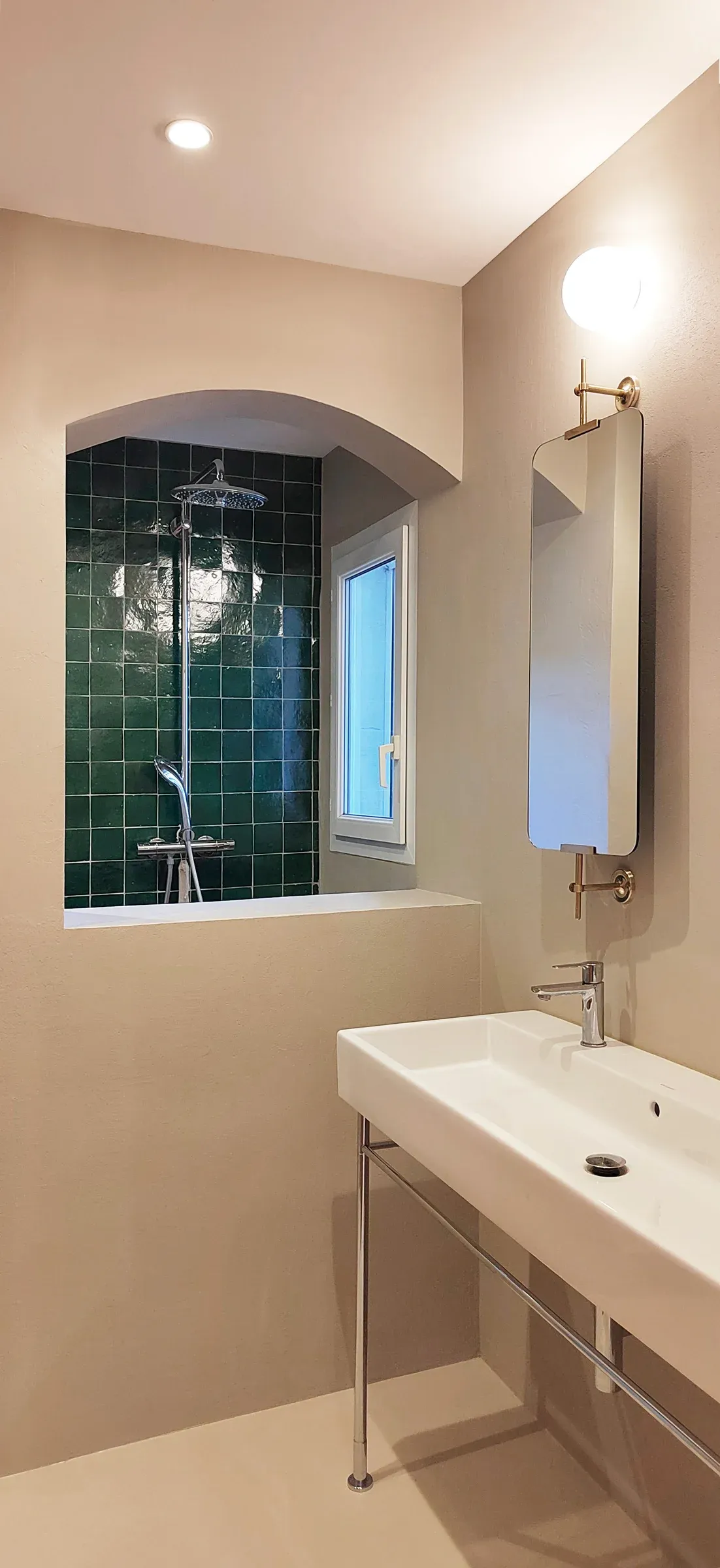 projet architecture interieure eoures salle de bain en beton resine sable et zelliges verts
