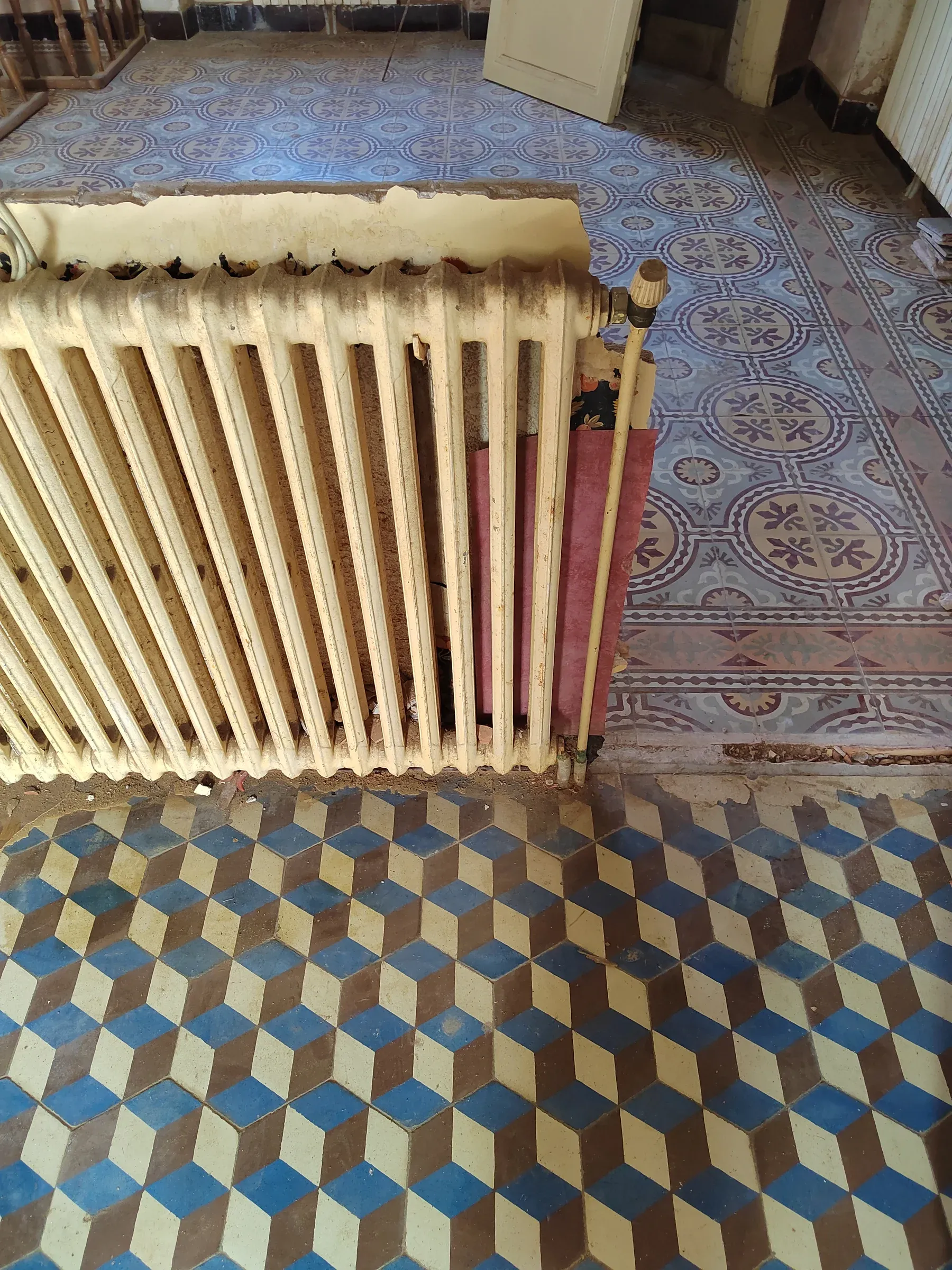 radiateur et carreaux de ciment typiques des maisons des annees 30