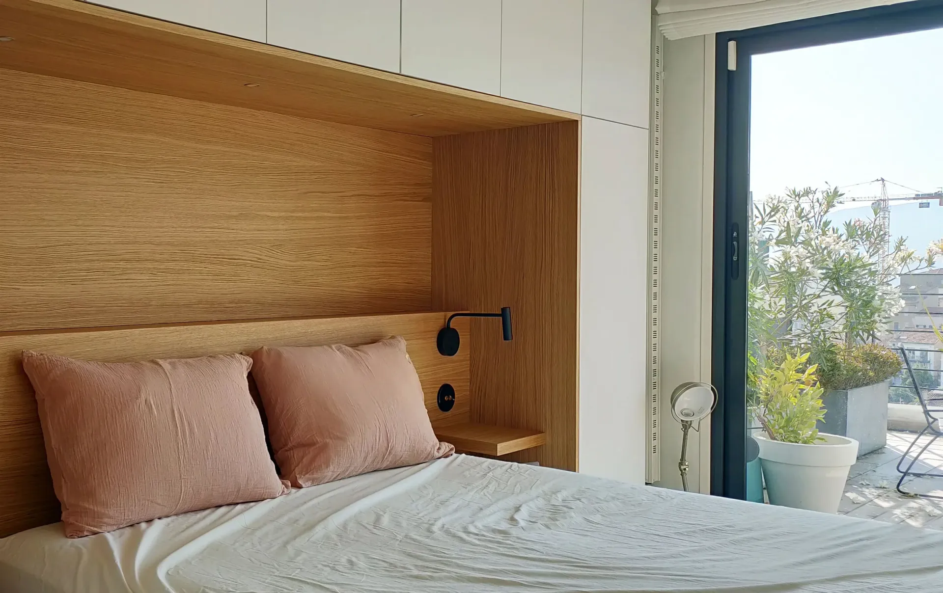 rangements sur mesures dans chambre parentale a marseille tete de lit en bois