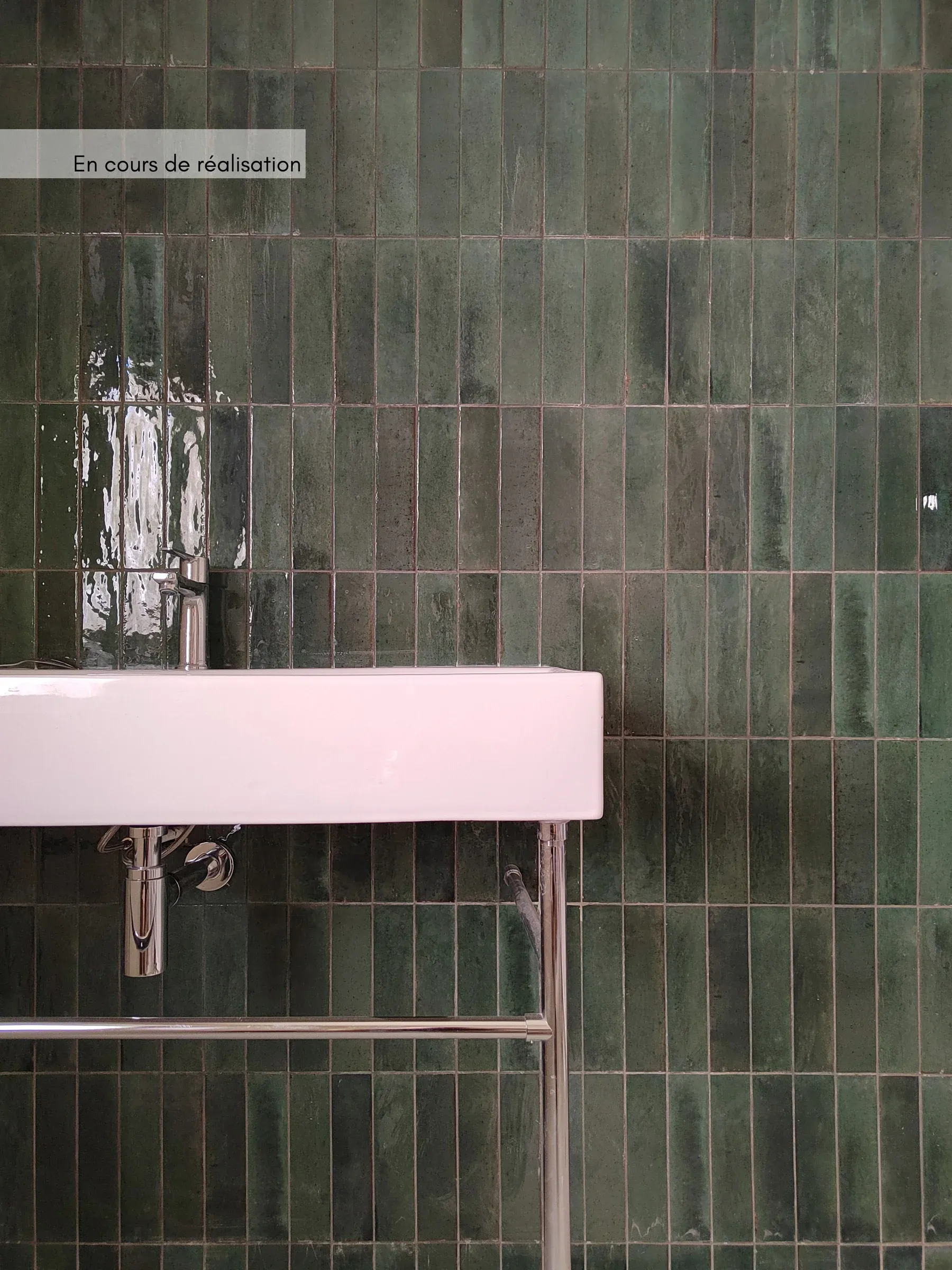 renovation appartement traversant marseille vasque blanche sur console metallique et carrelage vert marazzi