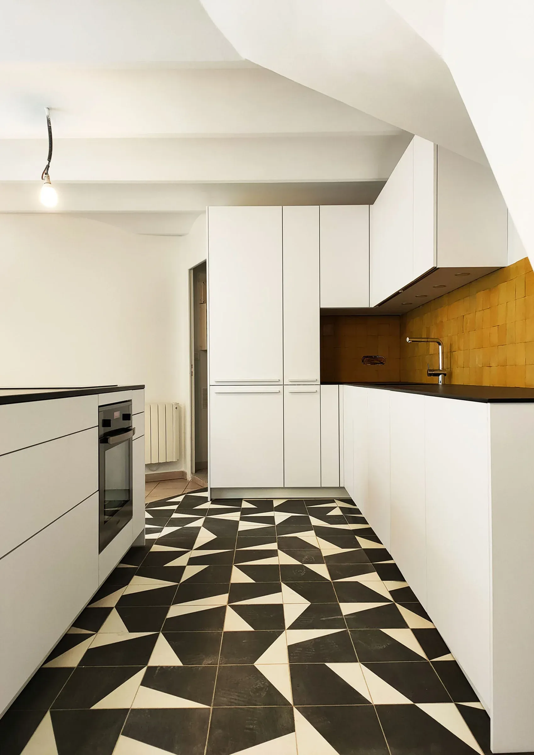 renovation cuisine endoume marseille facades blanches mates credence en zellige jaune et sol graphique noir et blanc