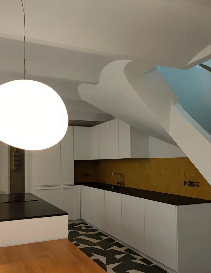 renovation cuisine endoume marseille facades blanches mates credence en zellige jaune et suspension gregg artemmide
