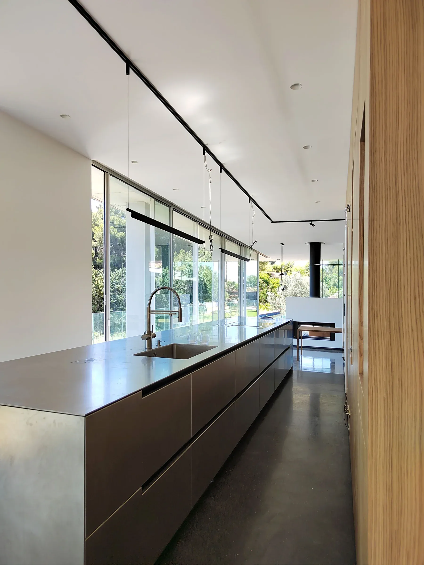renovation maison contemporaine lascours ilot inox de 6 metres de long