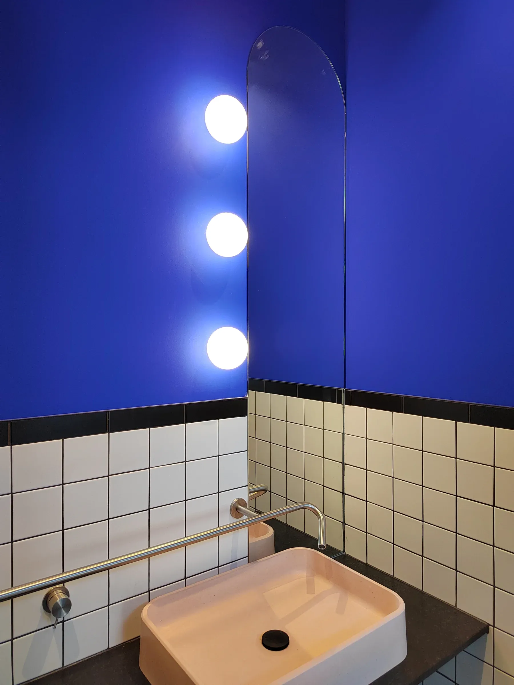 renovation maison contemporaine lascours wc carrele en blanc et joint noir sur le sous bassement