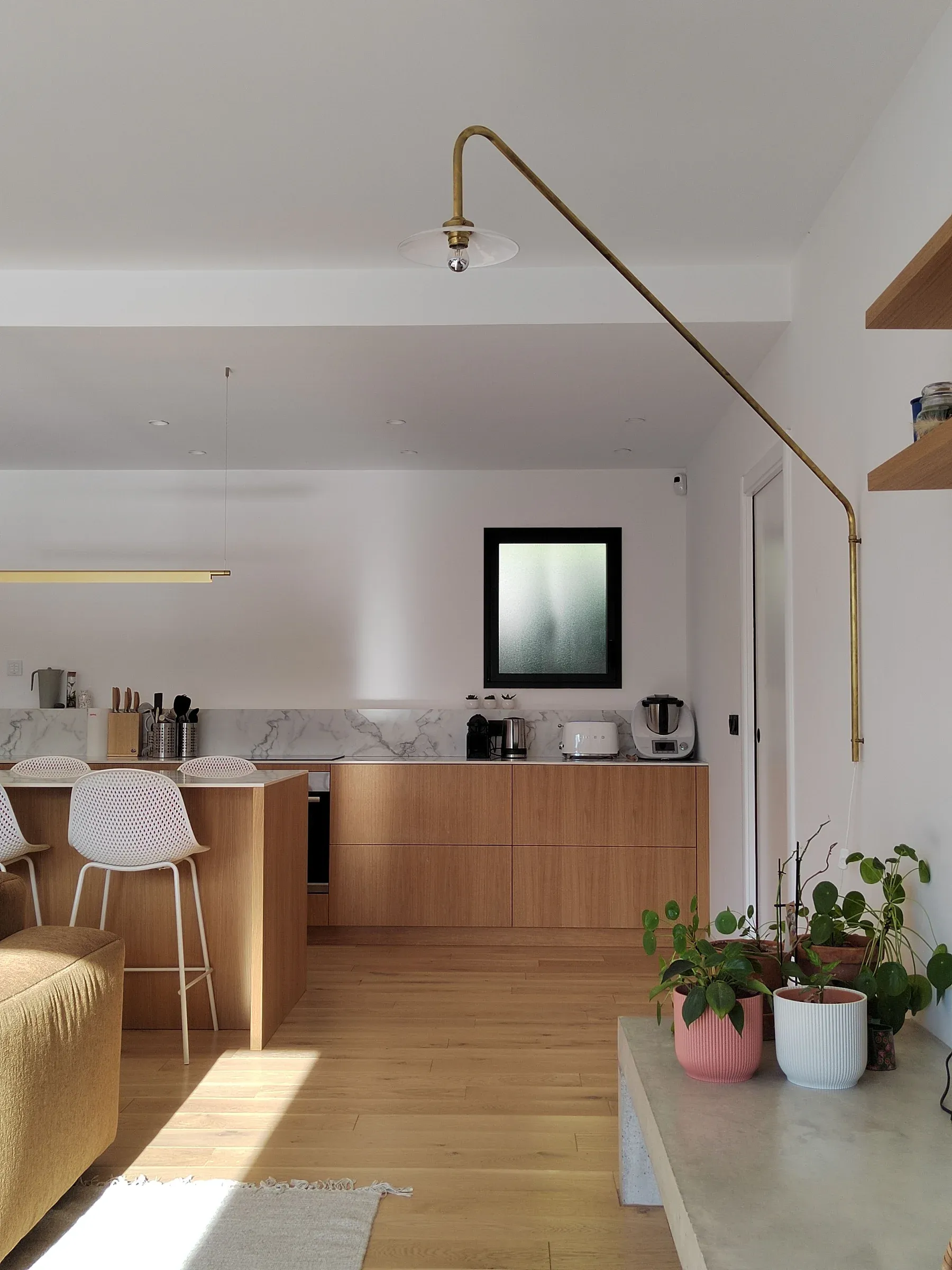 renovation maison et amenagement extension aubagne cuisine en bois et luminaires en laiton