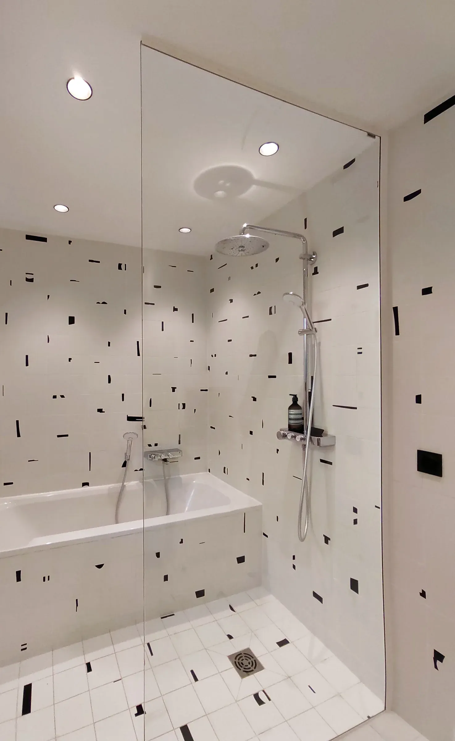 renovation maison et amenagement extension aubagne salle de bain graphique noire et blanche