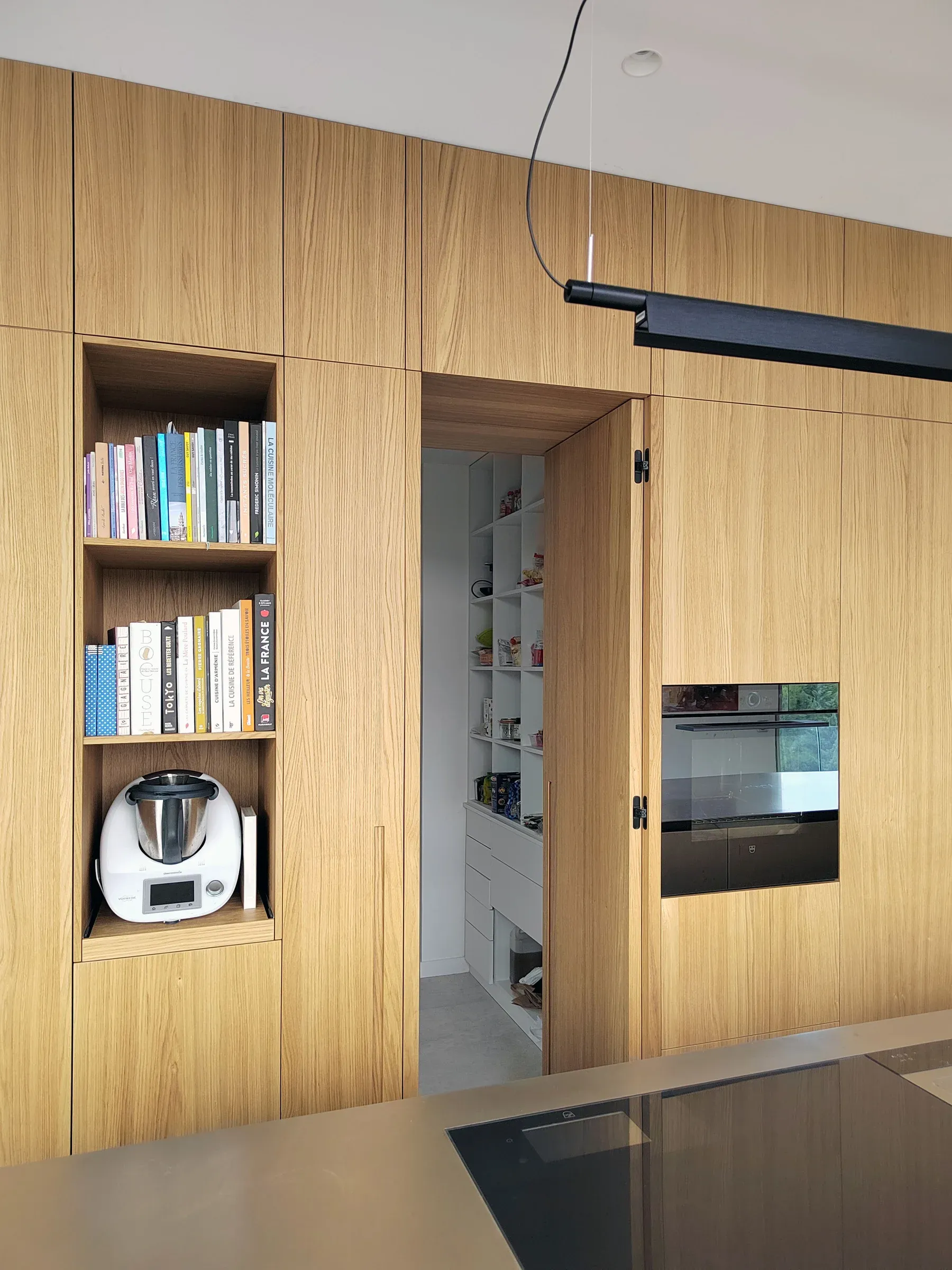 renovation maison lascours acces a l arriere cuisine par une porte derobee en bois