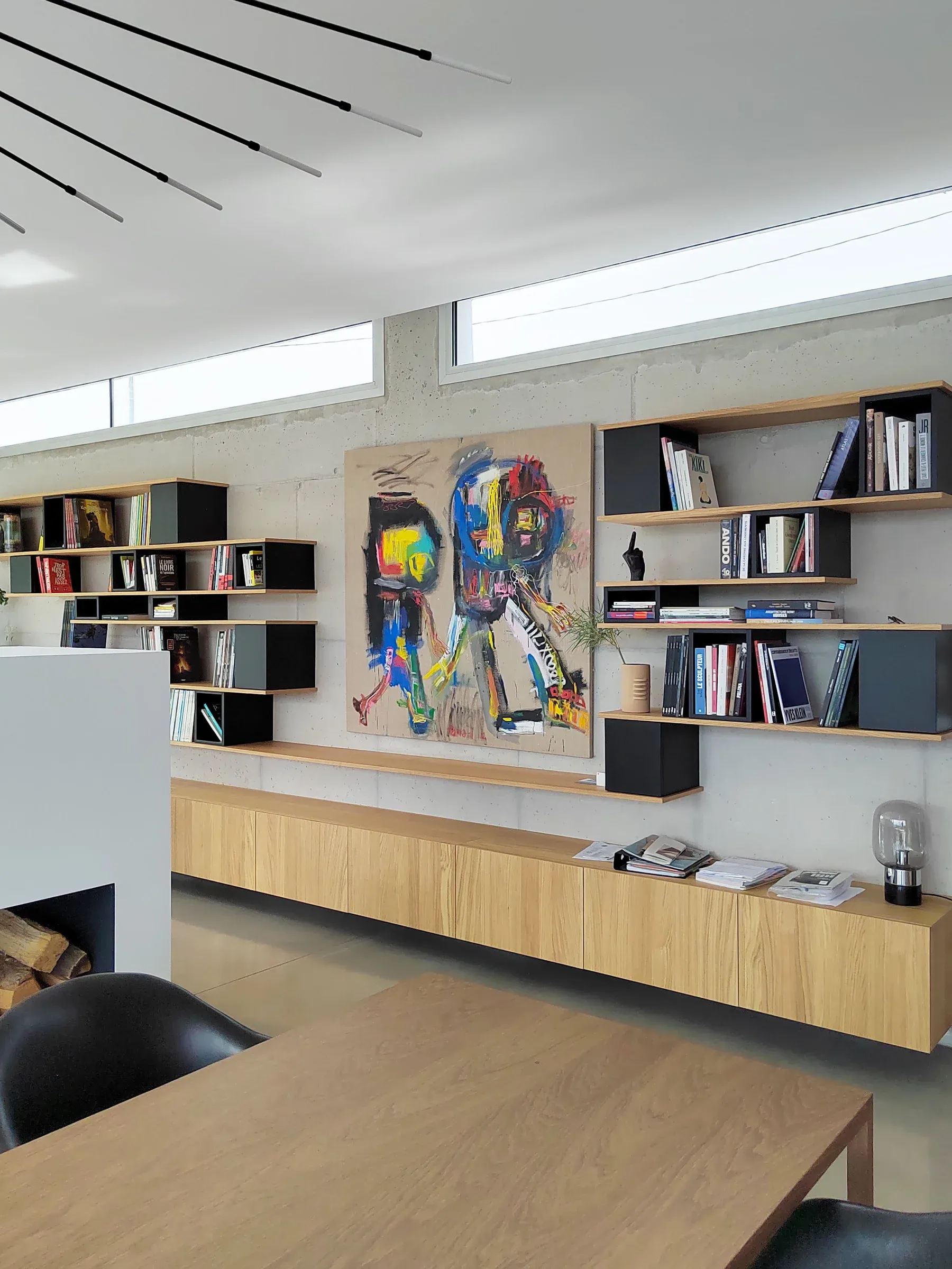 renovation maison lascours bibliotheque sur mesure etageres bois et caissons noirs laques