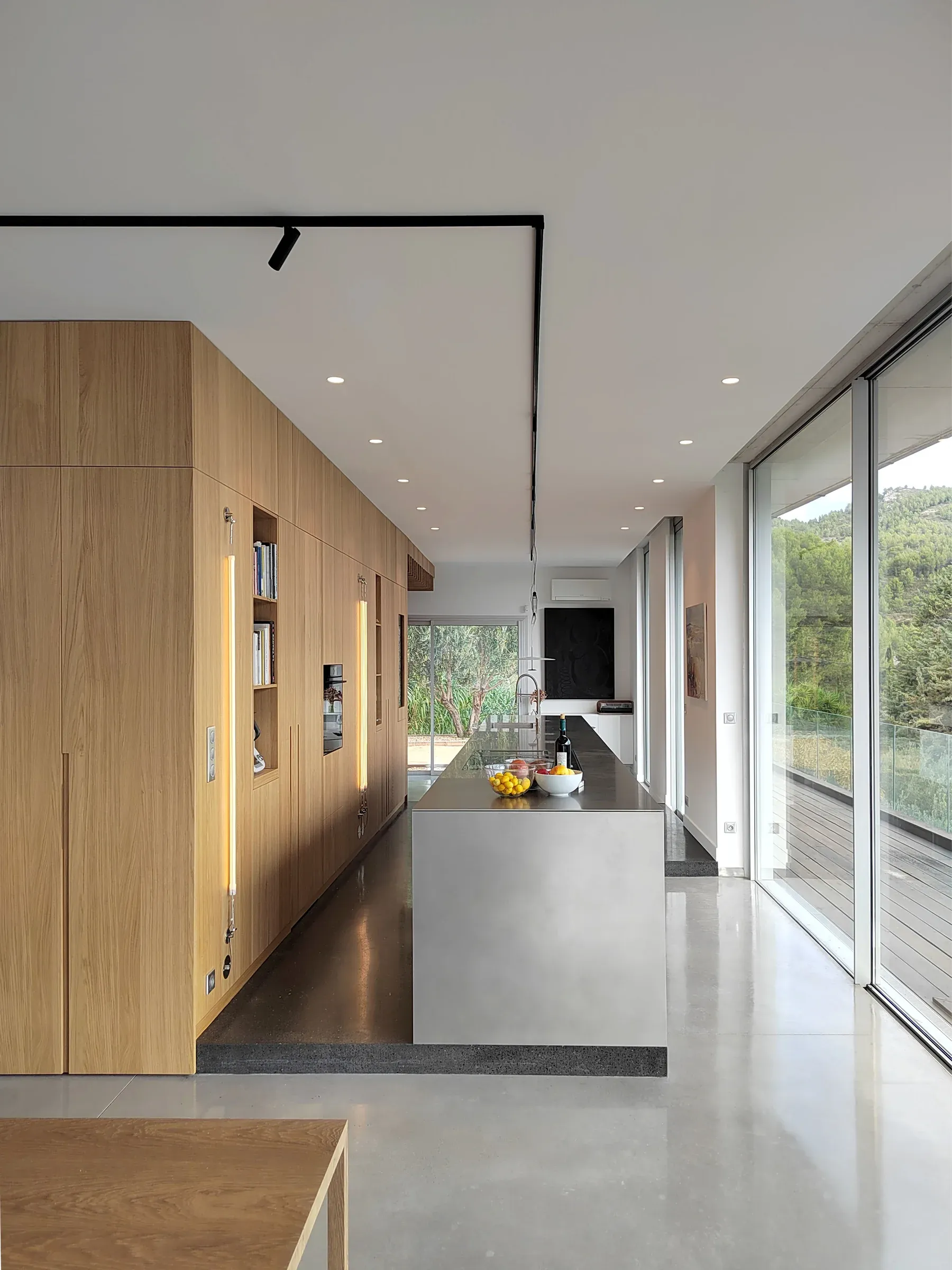 renovation maison lascours ilot central en inox et armoires de cuisine en chene