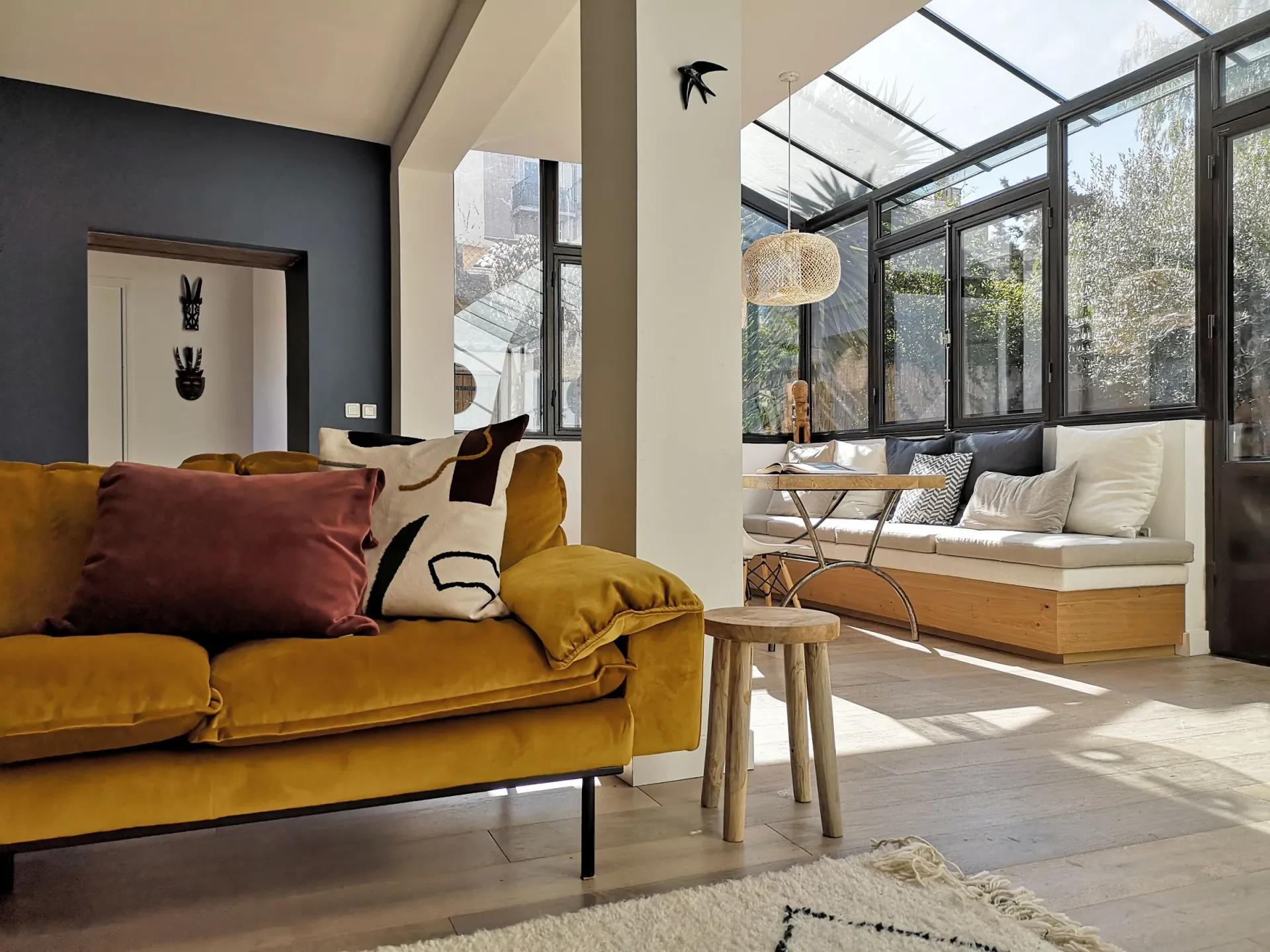 renovation maison marseille canape velour jaune sur fond bleu