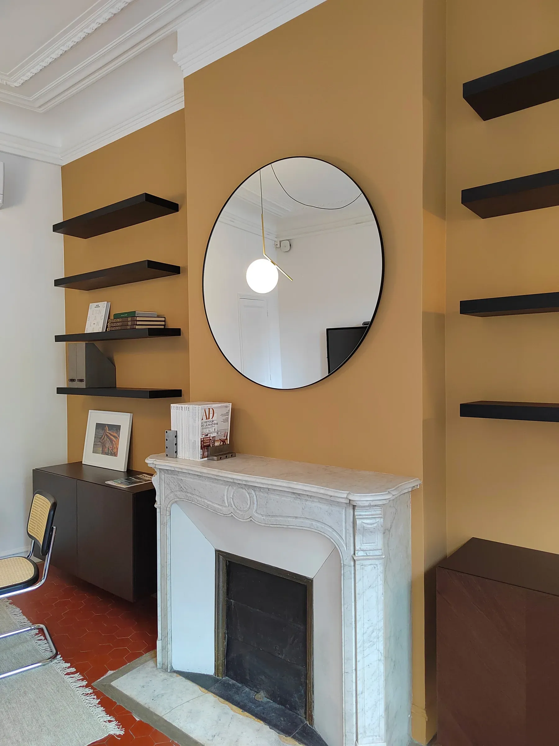 renovation rue paradis bibliotheque posee sur fond jaune sable