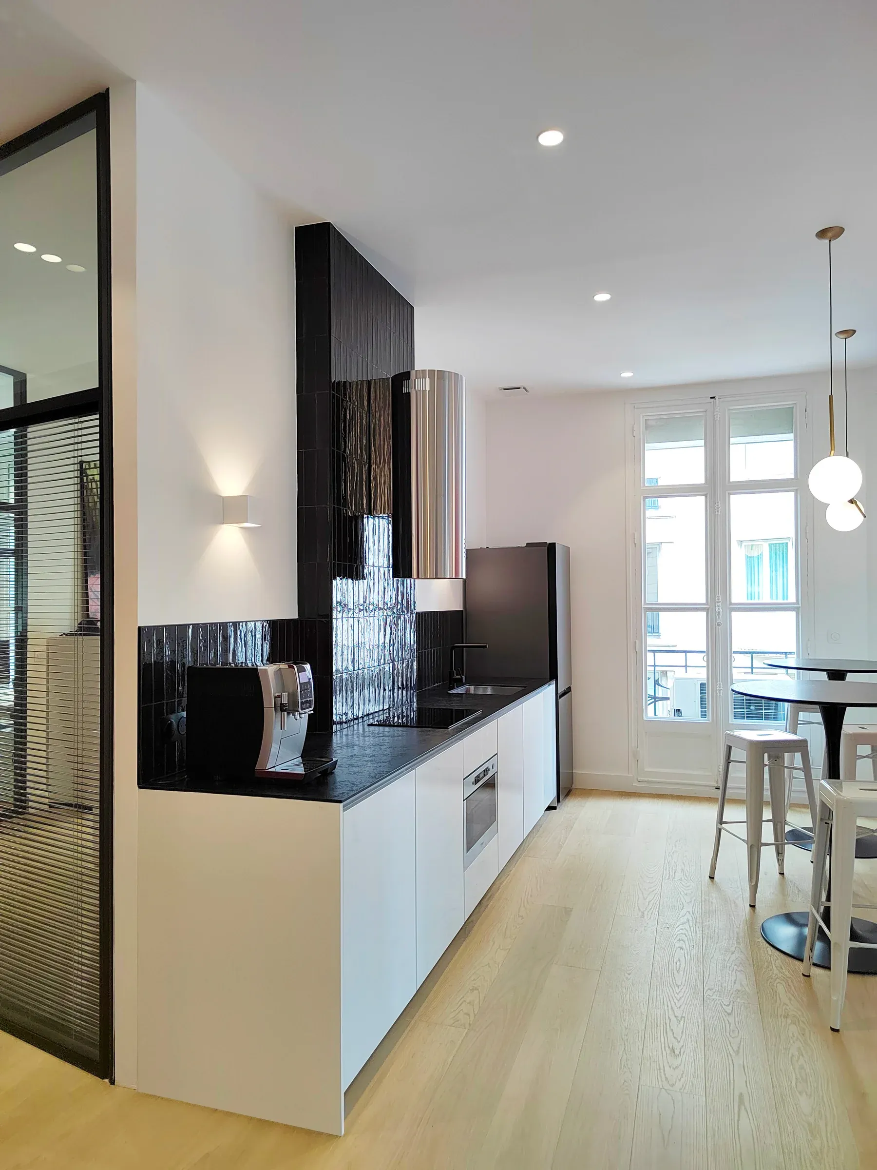 renovation rue paradis espace cuisine avec des manges debout
