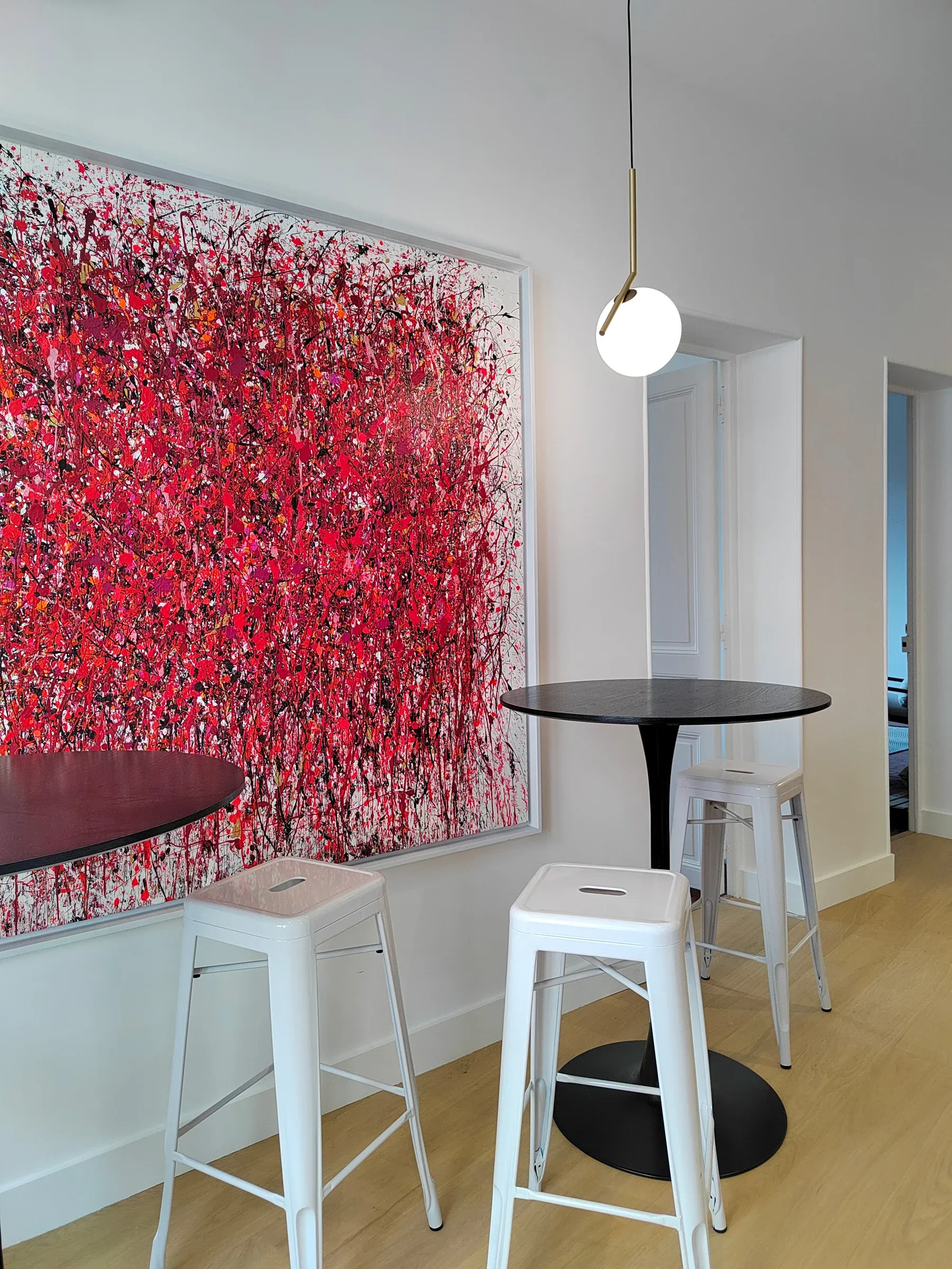 renovation rue paradis manges debout et tabouret metal de chez tolix