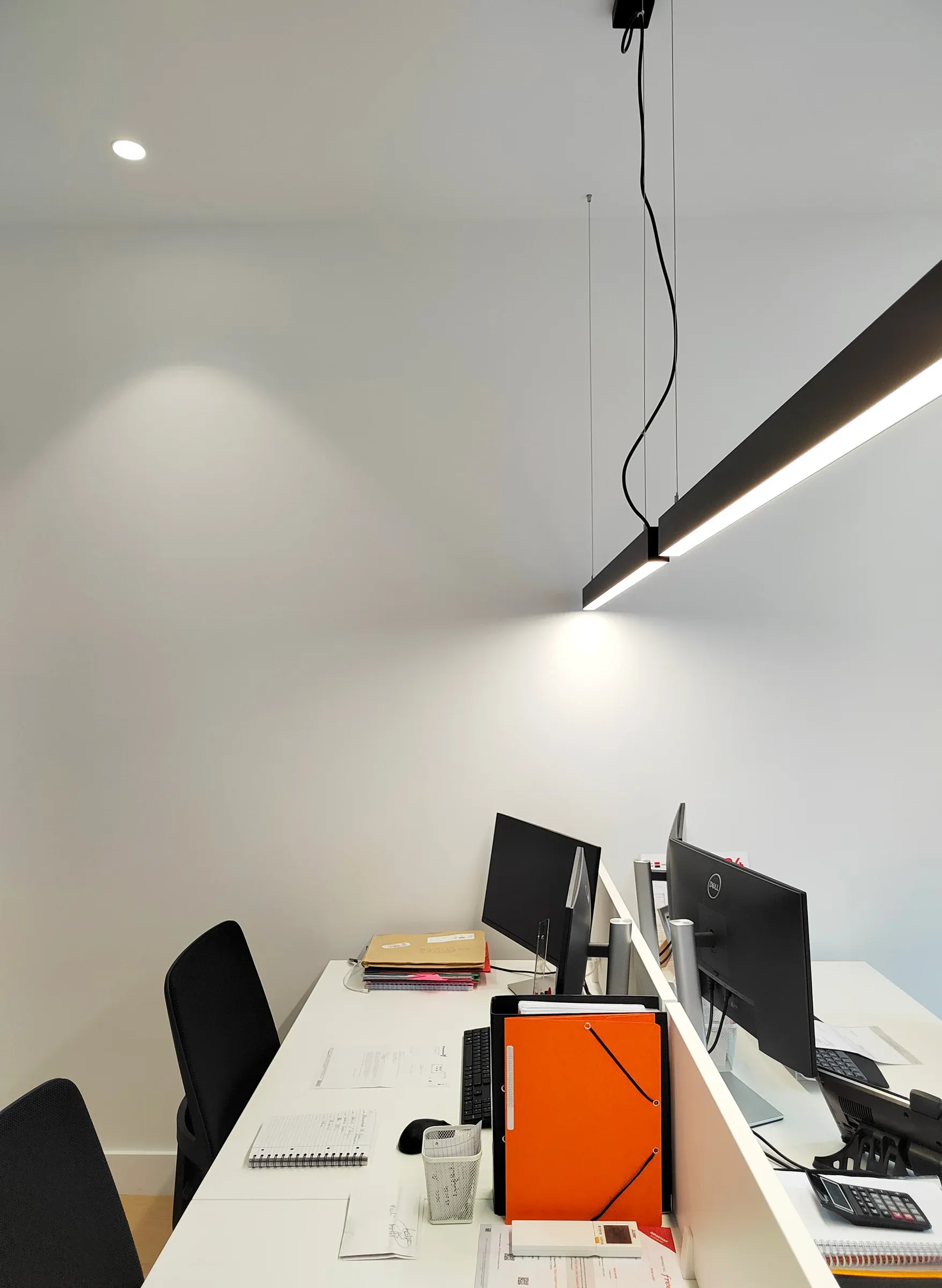 renovation rue paradis suspensions neon noires sur bureaux
