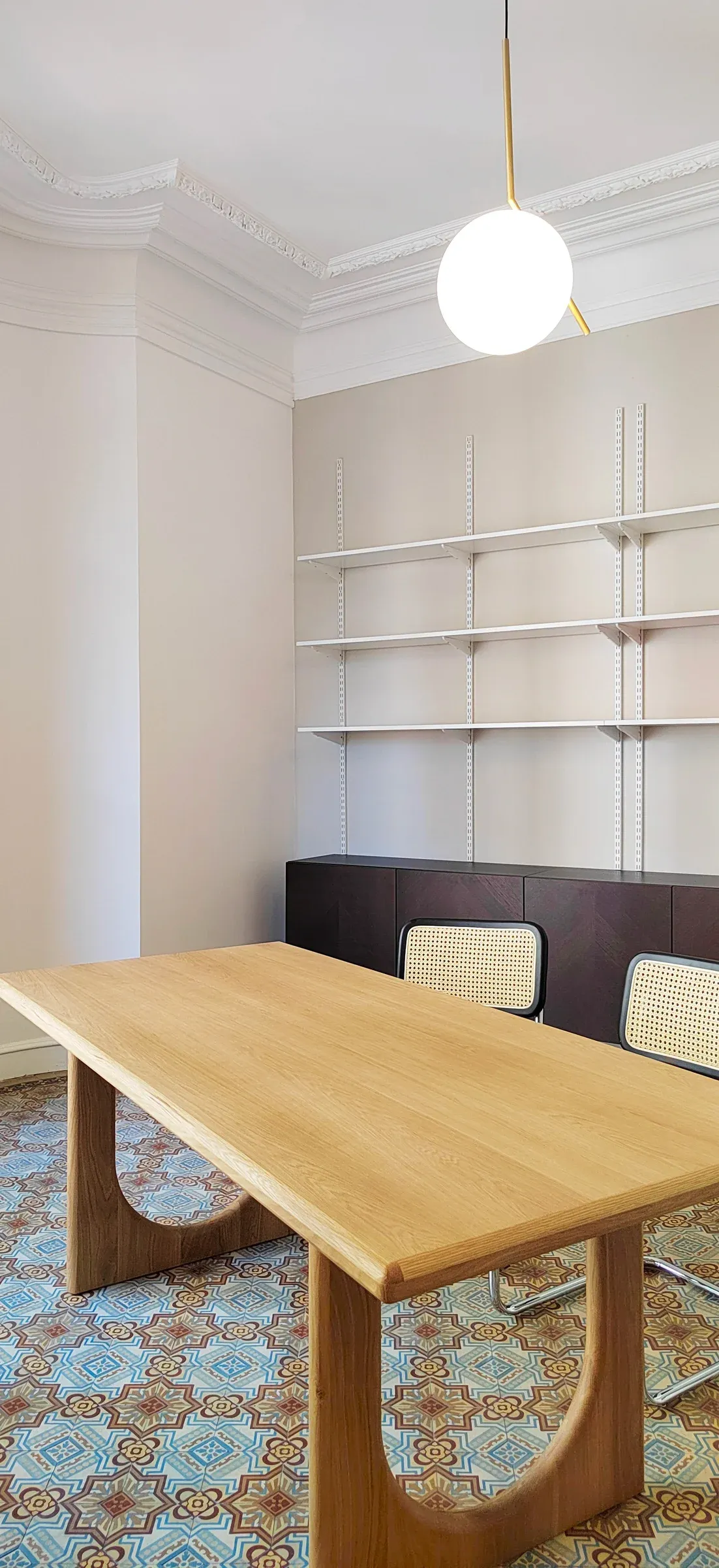 renovation rue paradis table en chene et bibliotheque sur mesure